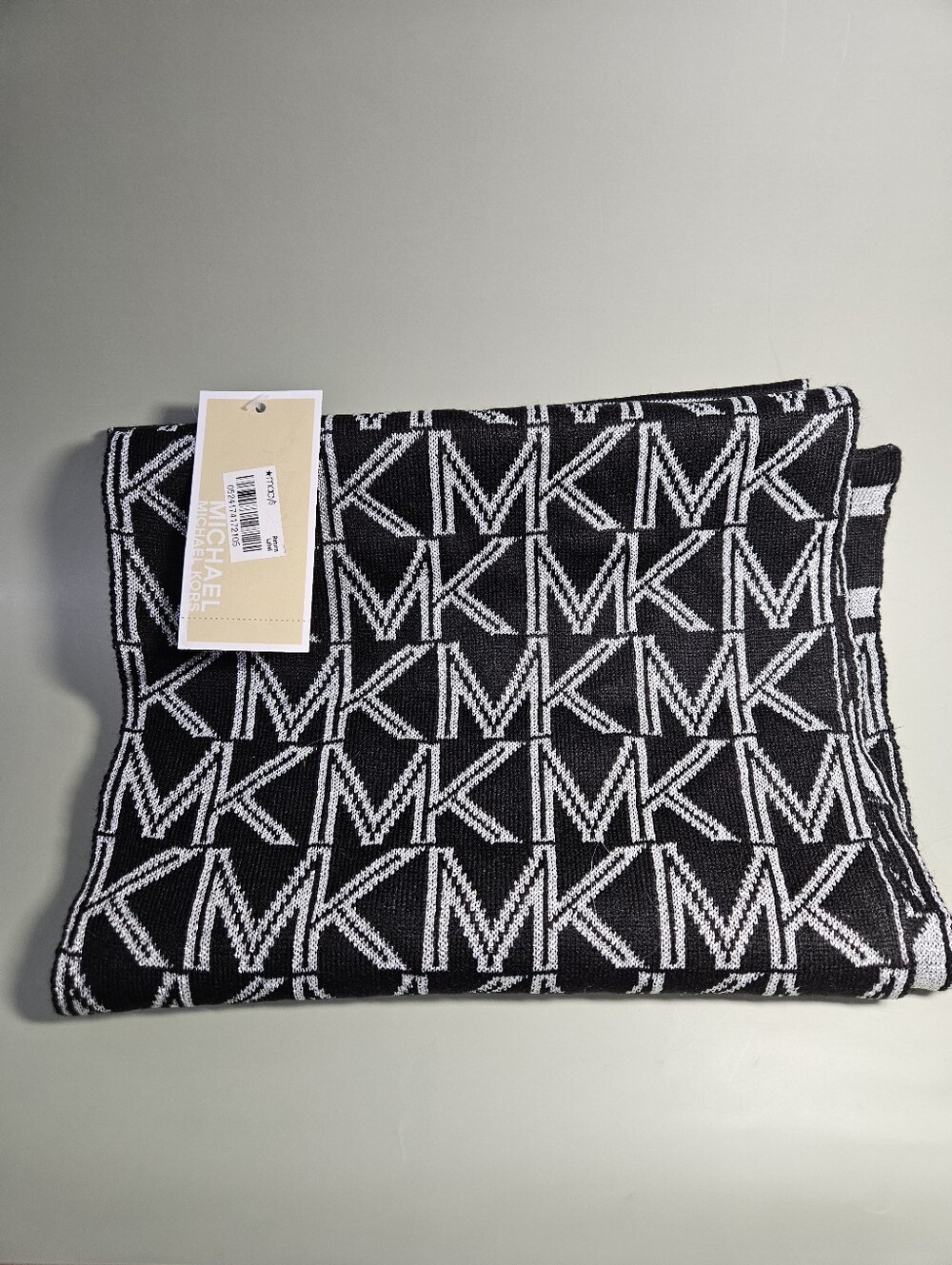 Michael Kors Scarf. NWT (Bin 14) - Picture 1 of 4